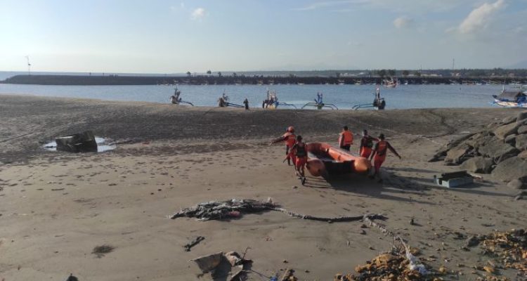 Ket poto: Tim Sar masih melakukan pencarian korban terseret arus di Pantai Pengambengan