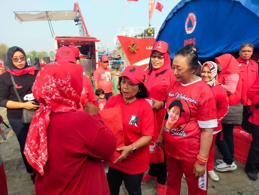 Ket poto: Wiryanti Sukamdani, bakal calon anggota DPR RI dari PDI Perjuangan serahkan bantuan ke warga