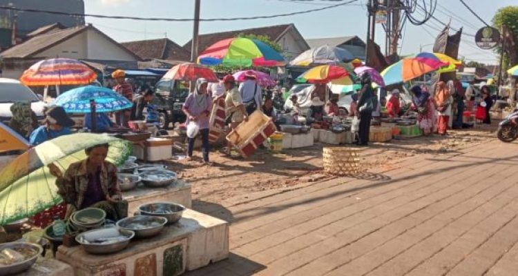 Ket poto: Pedagang berjualan di halaman Pasar Ijogading