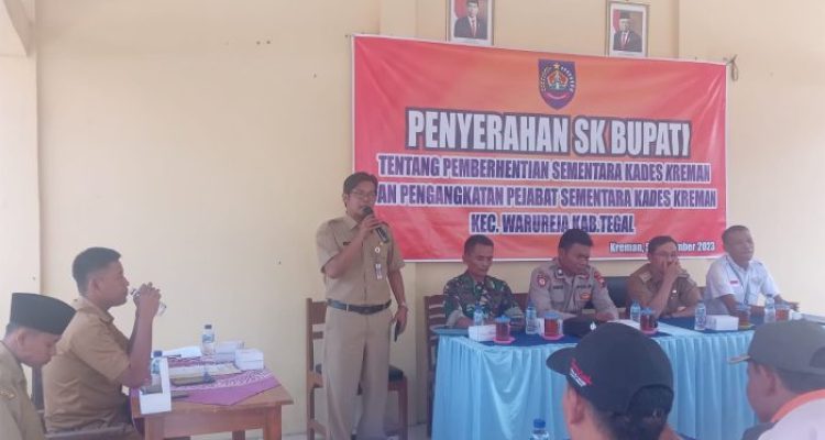 Ket Poto: Rapat penyerahan SK Pemberhentian sementara Kades Kreman