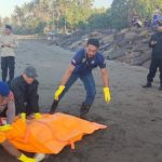Ket poto: petugas kepolisian sedang evakuasi mayat tanpa identitas di Pantai Perancak