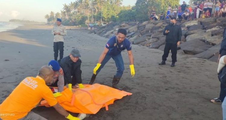 Ket poto: petugas kepolisian sedang evakuasi mayat tanpa identitas di Pantai Perancak