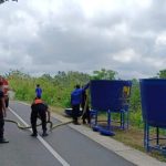 Ket poto: petugas BPBD Jembrana memasang tandon di salah satu banjar di Jembrana