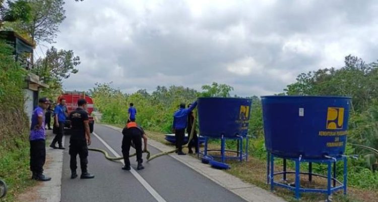 Ket poto: petugas BPBD Jembrana memasang tandon di salah satu banjar di Jembrana
