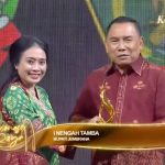 Ket poto: Bupati Jembrana I Nengah Tamba terima anugrah kabupaten layak anak