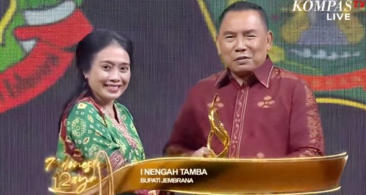 Ket poto: Bupati Jembrana I Nengah Tamba terima anugrah kabupaten layak anak