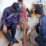 Ket poto: Tim Kesehatan dari Puskesmas I Jembrana memeriksa salah satu lansia yang ada di Banjar Palunganbatu
