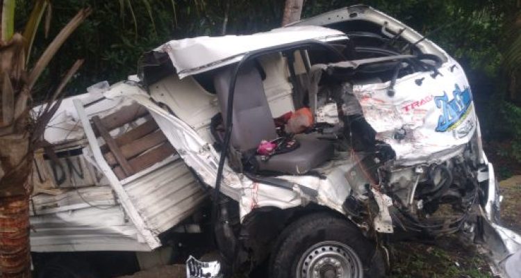 Ket poto: kondisi kendaraan korban setelah menabrak truk lantaran diduga ngantuk
