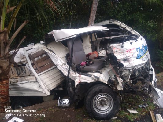 Ket poto: kondisi kendaraan korban setelah menabrak truk lantaran diduga ngantuk