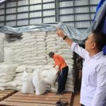 Ket poto: Wabup Ipat melakukan sidak langsung ke Gudang Bulog Penyaringan