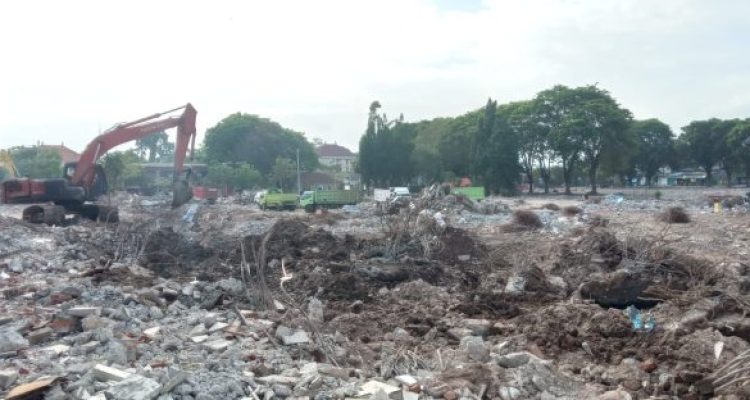 Ket poto: Proses pembersihan sisa bangunan Pasar Umum Negara masih sampai saat ini masih berlangsung