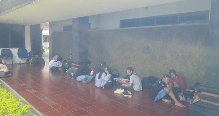 Ket poto: Penumpang KMP Gerbang Samudera 2 dievakuasi di VIP Kantor ASDP Gilimanuk Ket poto: Penumpang KMP Gerbang Samudera 2 dievakuasi di VIP Kantor ASDP Gilimanuk