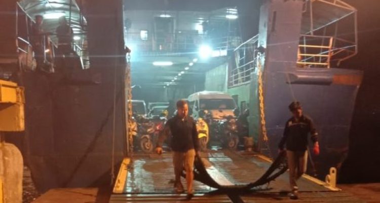 Ket poto: KMP Gerbang Samudra 2 melakukan bongar muatan di Dermaga I Pelabuhan Gilimanuk Ket poto: KMP Gerbang Samudra 2