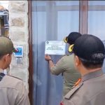 Ket poto: Petugas Pol PP Jembrana melakukan penyegelan terhadap villa yang berdiri diatas tanah negara dan tak berizin Ket poto: Petugas Pol PP Jembrana melakukan penyegelan terhadap villa yang berdiri diatas tanah negara dan tak berizin