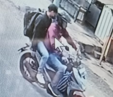 Ket poto: Oknum LSM yang bawa kabur laptop milik desa berhasil terekam CCTV