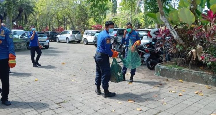 Ket poto: Petugas Damkar Jembrana amankan anjing yang ditemukan di toilet Kominfo Jembrana