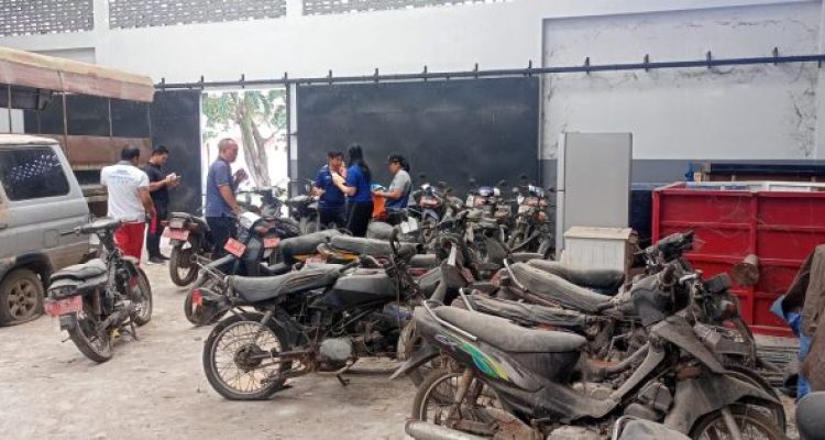 Ket poto: Petugas Aset Daerah cek kendaraan dinas sebelum pelelangan