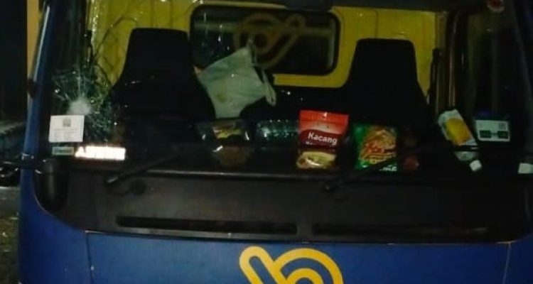 Ket poto: salah satu truk yang dilempar batu