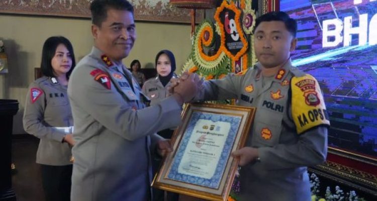 Ket poto: Kapolda Bali, Irjen Pol Ida Bagus Kade Putra memberikan Piagam Penghargaan kepada Kapolres Jembrana AKBP I Dewa Gde Juliana