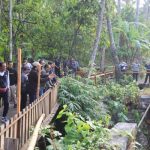 Ket poto: Bupati Jembrana I Nengah Tamba pantau salah satu jembatan yang putus di Jembrana