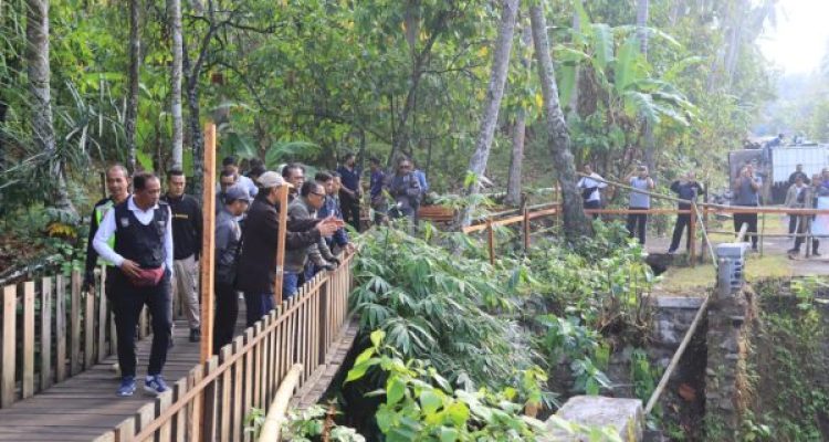 Ket poto: Bupati Jembrana I Nengah Tamba pantau salah satu jembatan yang putus di Jembrana