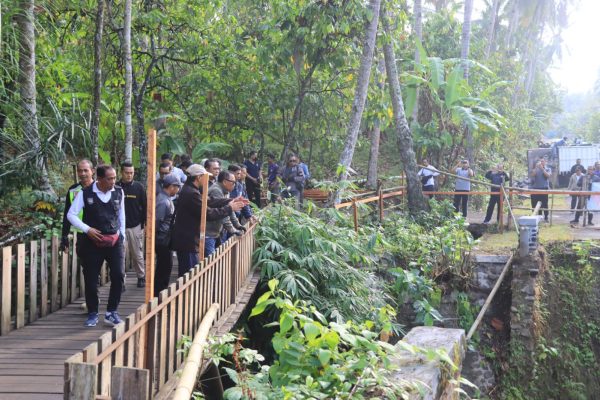 Ket poto: Bupati Jembrana I Nengah Tamba pantau salah satu jembatan yang putus di Jembrana