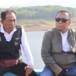 Ket poto: Bupati Jembrana I Nengah Tamba didampingi Sekda pantau Bendungan Palasari