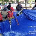 Ket poto: Petugas BPBD pasang terpal untuk penampungan air bersih