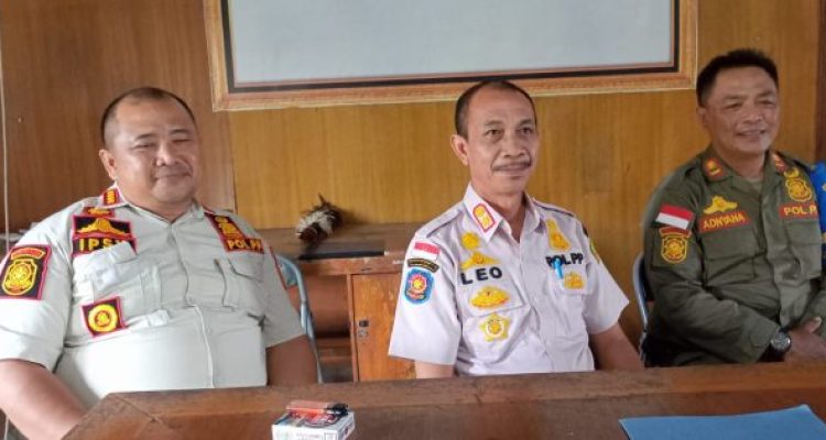 Ket poto: Kasat Pol PP Jembrana I Made Agus Leo Jaya (tengah)