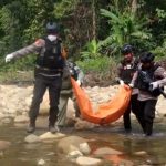 Ket poto: Tim Gabungan mengamankan salah satu korban pembantaian KKB di Papua