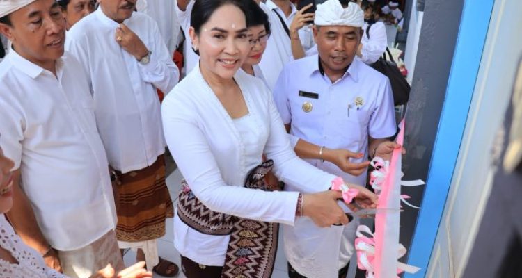 Ket poto: Bunda PAUD Kabupaten Jembrana, Gusti Ayu Ketut Candrawati Tamba resmikan TK Gratis