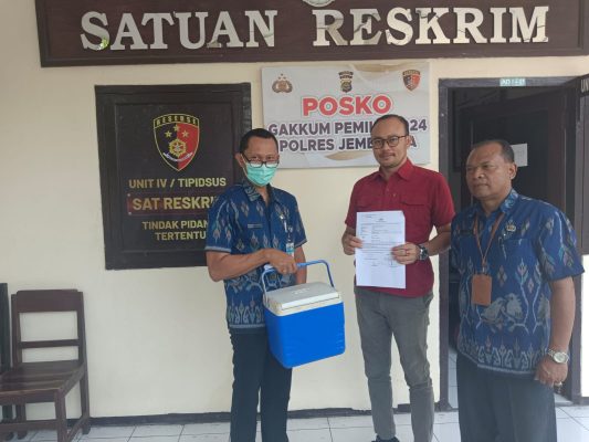 Ket poto: Kanit 4 Polres Jembrana serahkan sampel makanan kepada BPOM