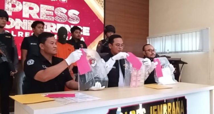 Ket poto: Polres Jembrana ungkap kasus penipuan online