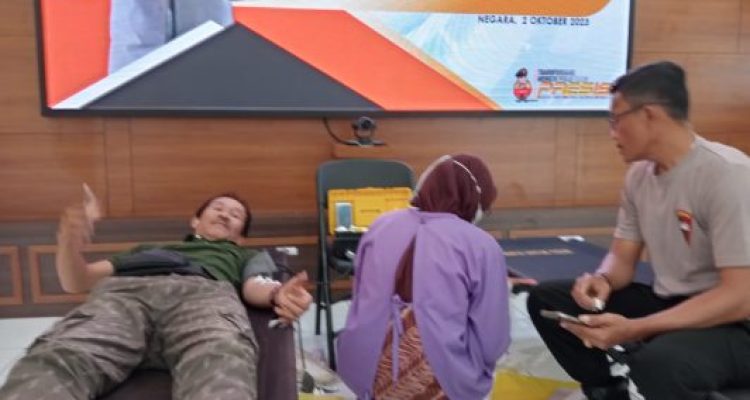 Ket poto: Ketua PWI Jembrana ikuti donor darah di Polres Jembrana