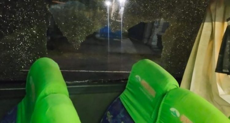 Ket poto: Kaca bus Gunung Harta yang pecah Ket poto: Kaca bus Gunung Harta yang pecah