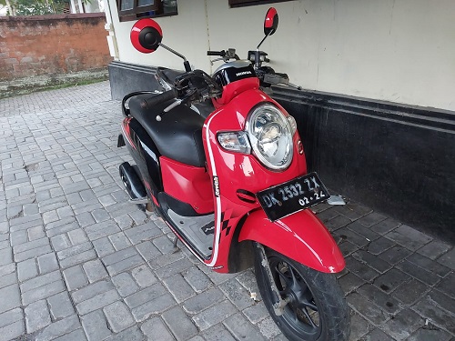 Sepeda motor pelaku diambakan di Polsek Mendoyo