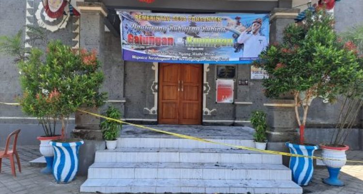 Ket poto: Kantor Desa Pohsanten dipasangi Police Line pasca kebakaran