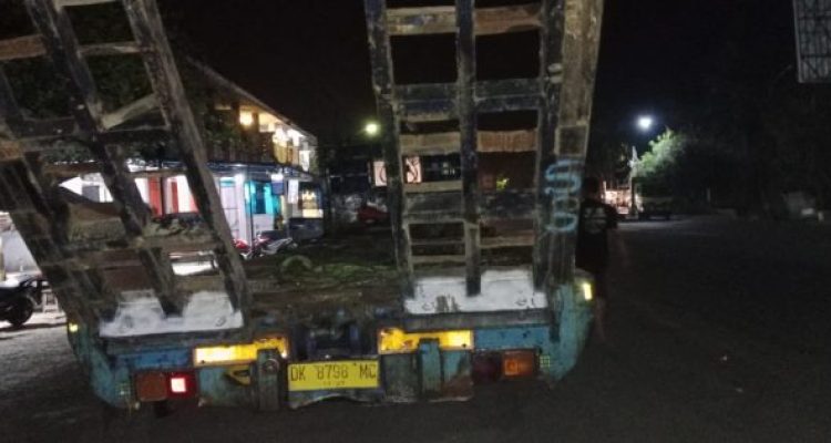 Ket poto: truk tronton yang dibarak hingga meninggal dunia di tempat