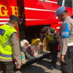 Ket poto: Petugas Kepolisian cek bagasi barang salah satu bus di Pelabuhan Gilimanuk