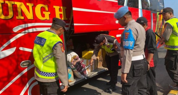 Ket poto: Petugas Kepolisian cek bagasi barang salah satu bus di Pelabuhan Gilimanuk