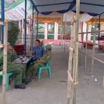 Ket poto: Beberpa Linmas berjaga di salah satu TPS