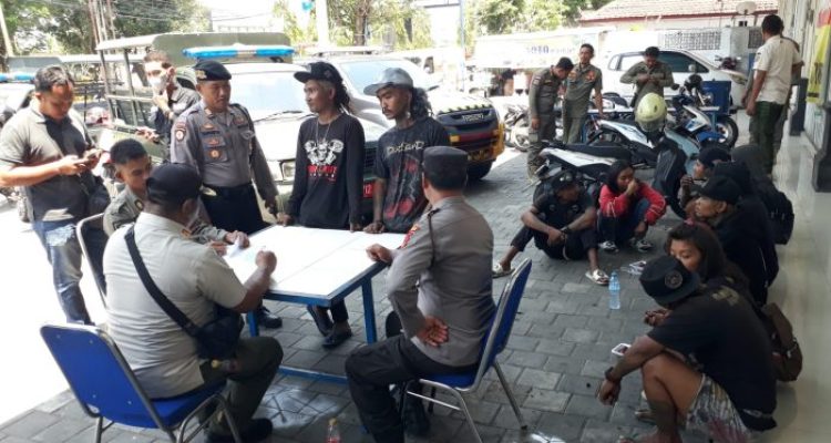 Ket poto: anak vespa sedang diintrogasi petugas Ket poto: anak vespa sedang diintrogasi petugas