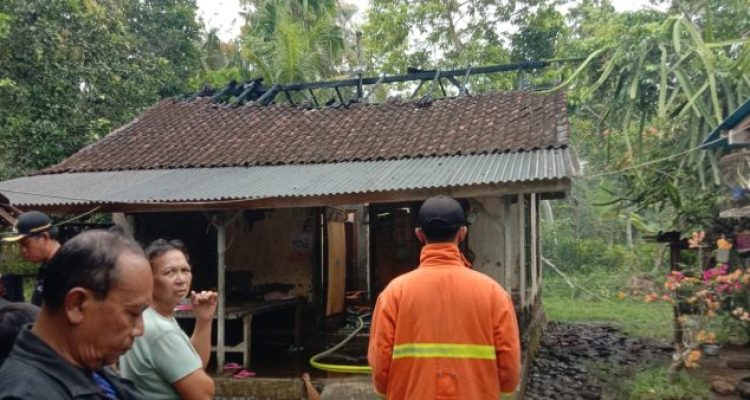 Ket poto: Kondisi rumah warga Mendoyo setelah terjadi kebakaran