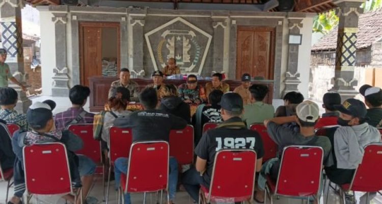 Ket poto: 15 anak jalanan dikumpulkan di Kantor Lurag Gilimanuk untuk diberikan pembinaan