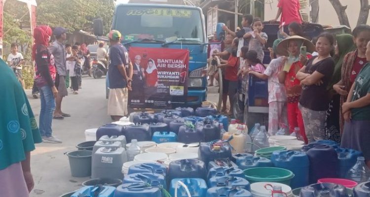 Ket poto: Warga antre mendapatkan air bersih
