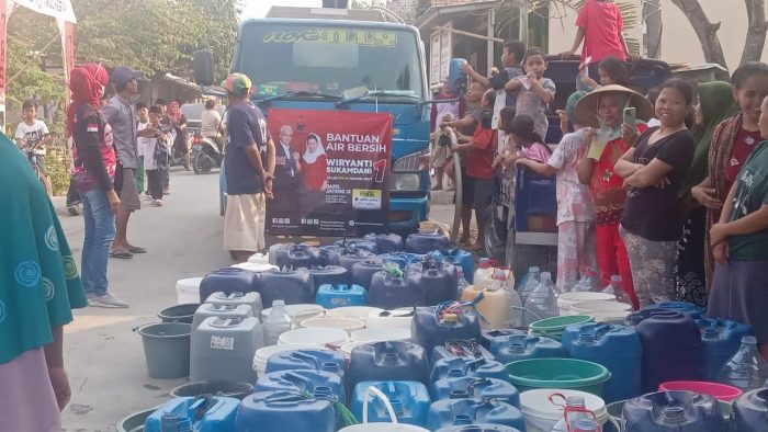 Ket poto: Warga antre mendapatkan air bersih