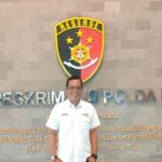 Ket foto: Ketua Serikat Media Siber Indonesia (SMSI) Provinsi Bali Emanuel Dewata Oja (Edo) saat diwawancarai awak media di Ditreskrimsus Polda Bali, Jumat (20/10/2023). (Sumber: SMSI Bali)