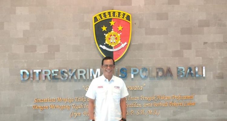 Ket foto: Ketua Serikat Media Siber Indonesia (SMSI) Provinsi Bali Emanuel Dewata Oja (Edo) saat diwawancarai awak media di Ditreskrimsus Polda Bali, Jumat (20/10/2023). (Sumber: SMSI Bali)