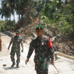 Ket poto: Dandim 16/17 Jembrana, Letkol Inf Teguh Dwi Raharja yang juga sebagai Dansatgas TMMD saat mengecek jalan di Banjar Pebuahan setelah program TMMD selesai