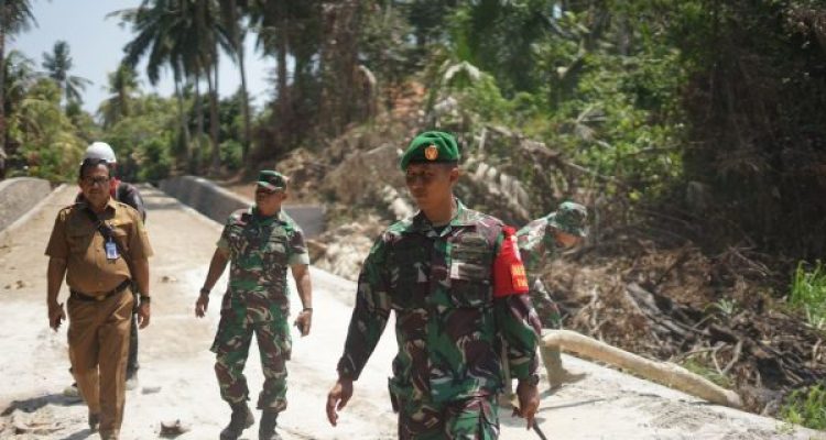 Ket poto: Dandim 16/17 Jembrana, Letkol Inf Teguh Dwi Raharja yang juga sebagai Dansatgas TMMD saat mengecek jalan di Banjar Pebuahan setelah program TMMD selesai